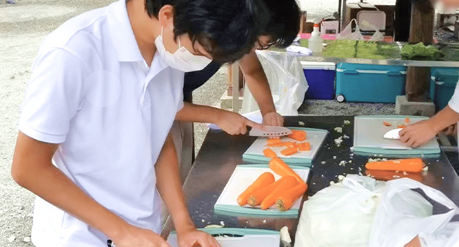 仲間との共同生活で社会性と自信を育む