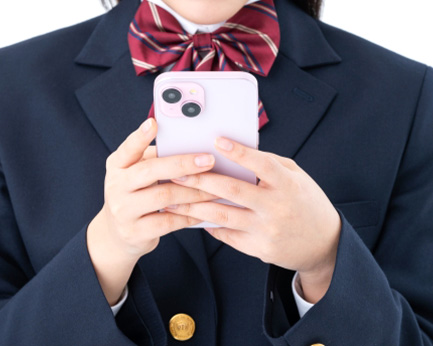 スマホを触る女の子高生